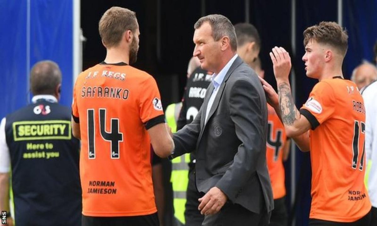 Pavol Safranko és László Csaba a skót másodosztályban játszott egyik mérkőzés végén. Archív •  Fotó: BBC Sport