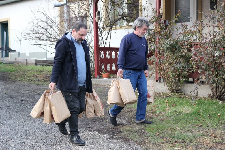 Megérkeznek az ajándékcsomagok a magyarfülpösi alapítványhoz •  Fotó: Jakab Mónika