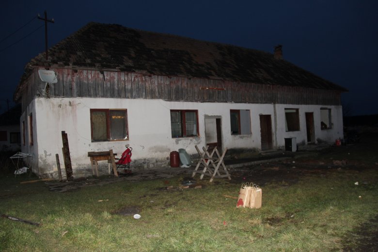 Az állatfarm nyomortelepének egyik lakása •  Fotó: Jakab Mónika