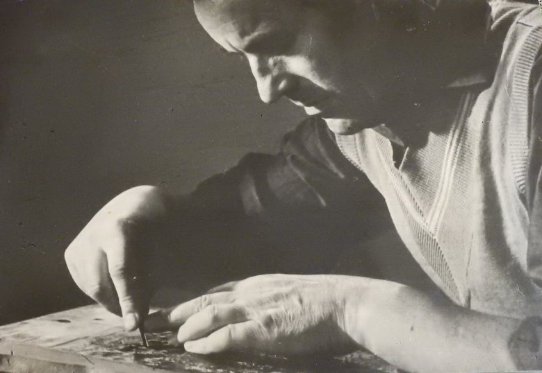 Gy. Szabó Béla munka közben az 1970-es években kolozsvári műtermében •  Fotó: Archív