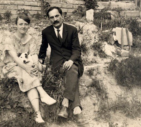 Tanner Ilona és Babits Mihály 1928-ban esztergomi házuk előtt: tisztelték egymást, de elsöprő szerelem nem alakult ki közöttük •  Fotó: Nyugat.OSK. hu