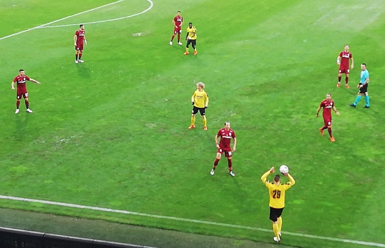Finn bedobás a partvonalról. A Fellegvári stadionban a skandinávok nemcsak a labdát, hanem a törölközőt is bedobták •  Fotó: Somogyi Botond