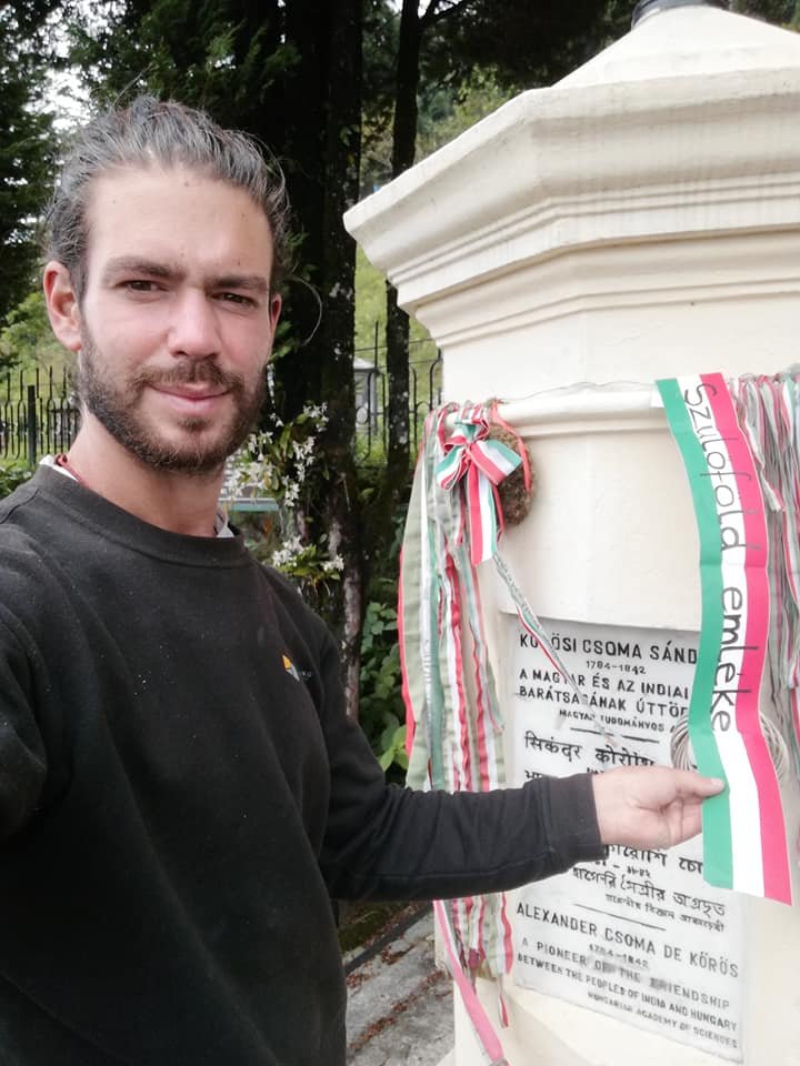 Dardzsilingben Kőrösi Csoma Sándor síremléke előtt •  Fotó: Zichó Viktor személyes archívuma