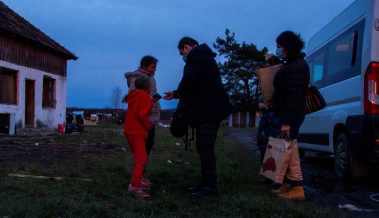 Este értünk oda a Szászrégen melletti nyomortelepre •  Fotó: Jakab Mónika