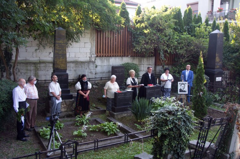 Emlékezők Reményik sírjánál a kolozsvári Házsongárdi temetőben • Fotó: Mezei Elemér