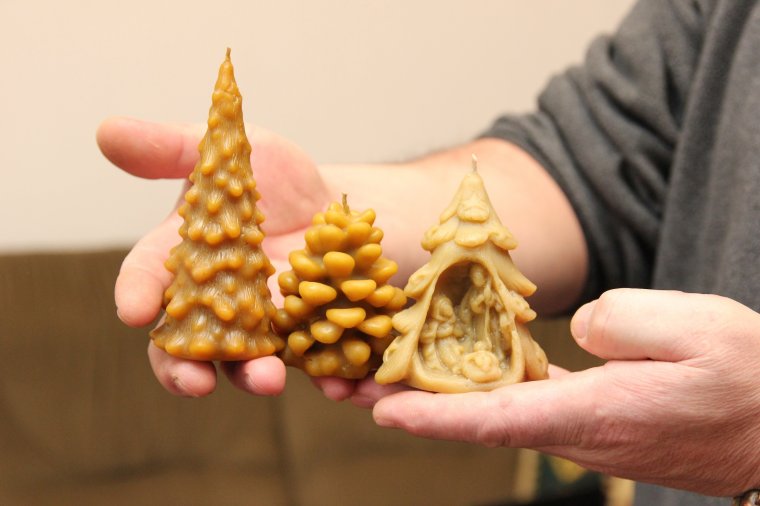 Méhviaszgyertyával hangolódni az ünnepre – látogatóban Kovács Árpád gyertyakészítő kalotaszegi méhésznél