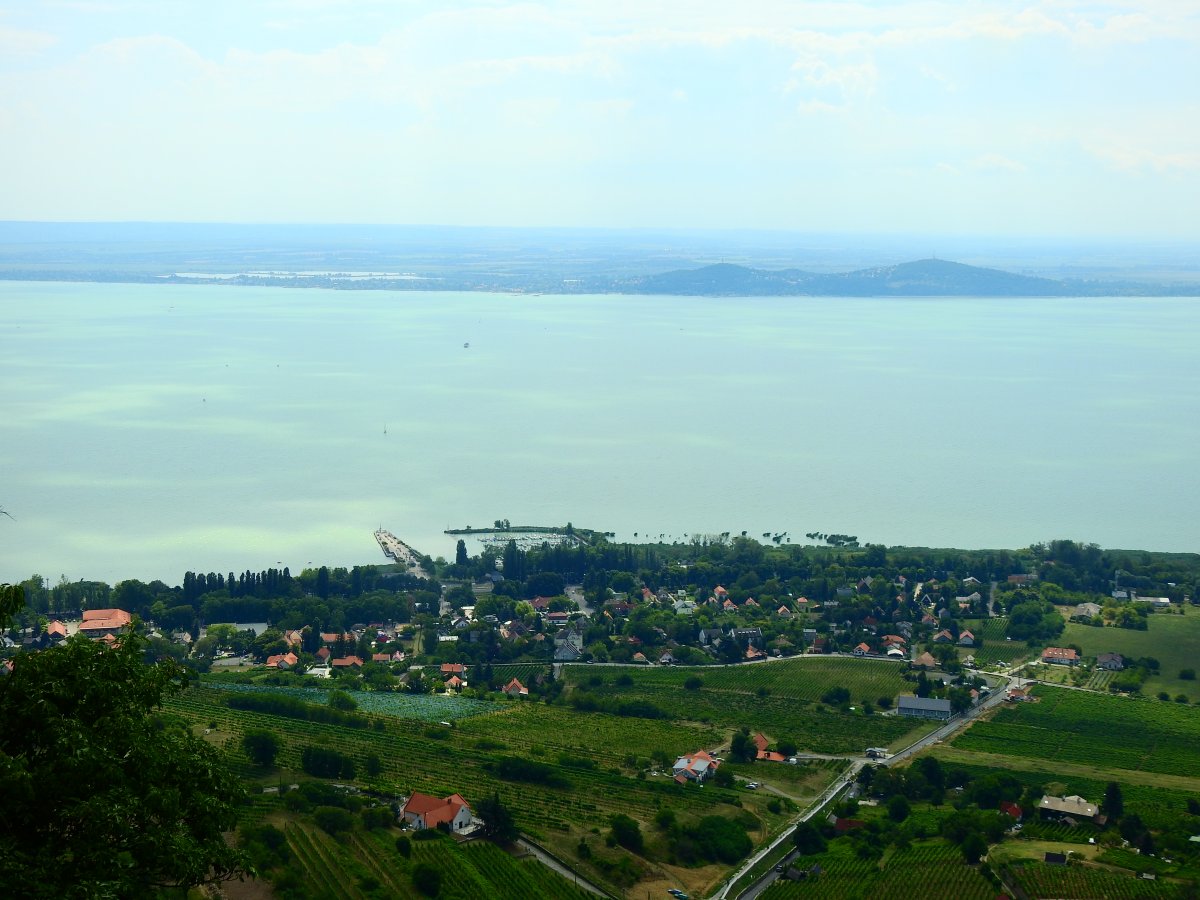A Balaton két partja a badacsonyi kilátóról •  Fotó: Makkay József