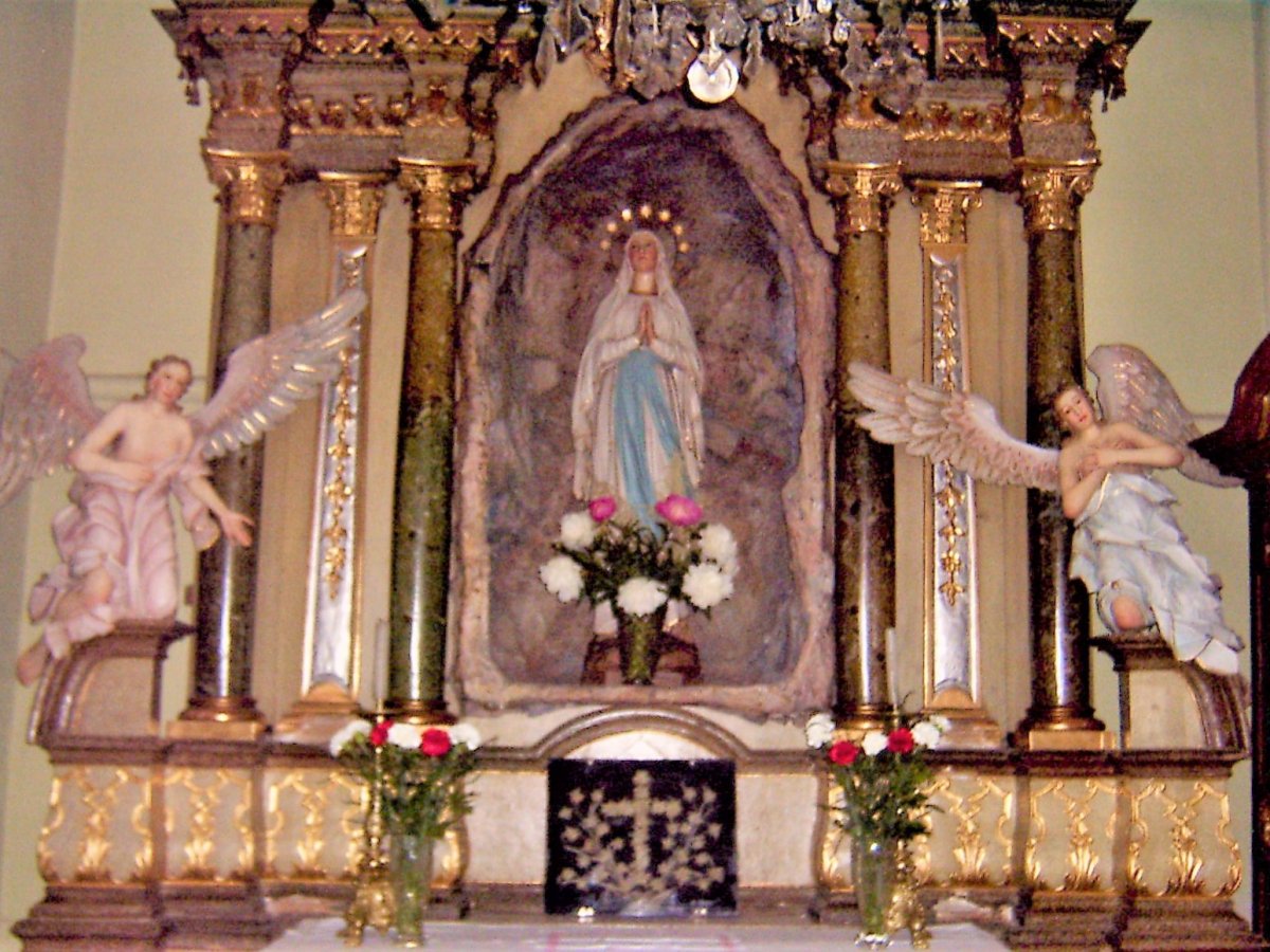 A mennyezetig érő barokk stílusú díszes főoltár közepén a Boldogságos Szűz mennybemenetelét ábrázoló festmény látható &bullet;  Fotó: Demján László