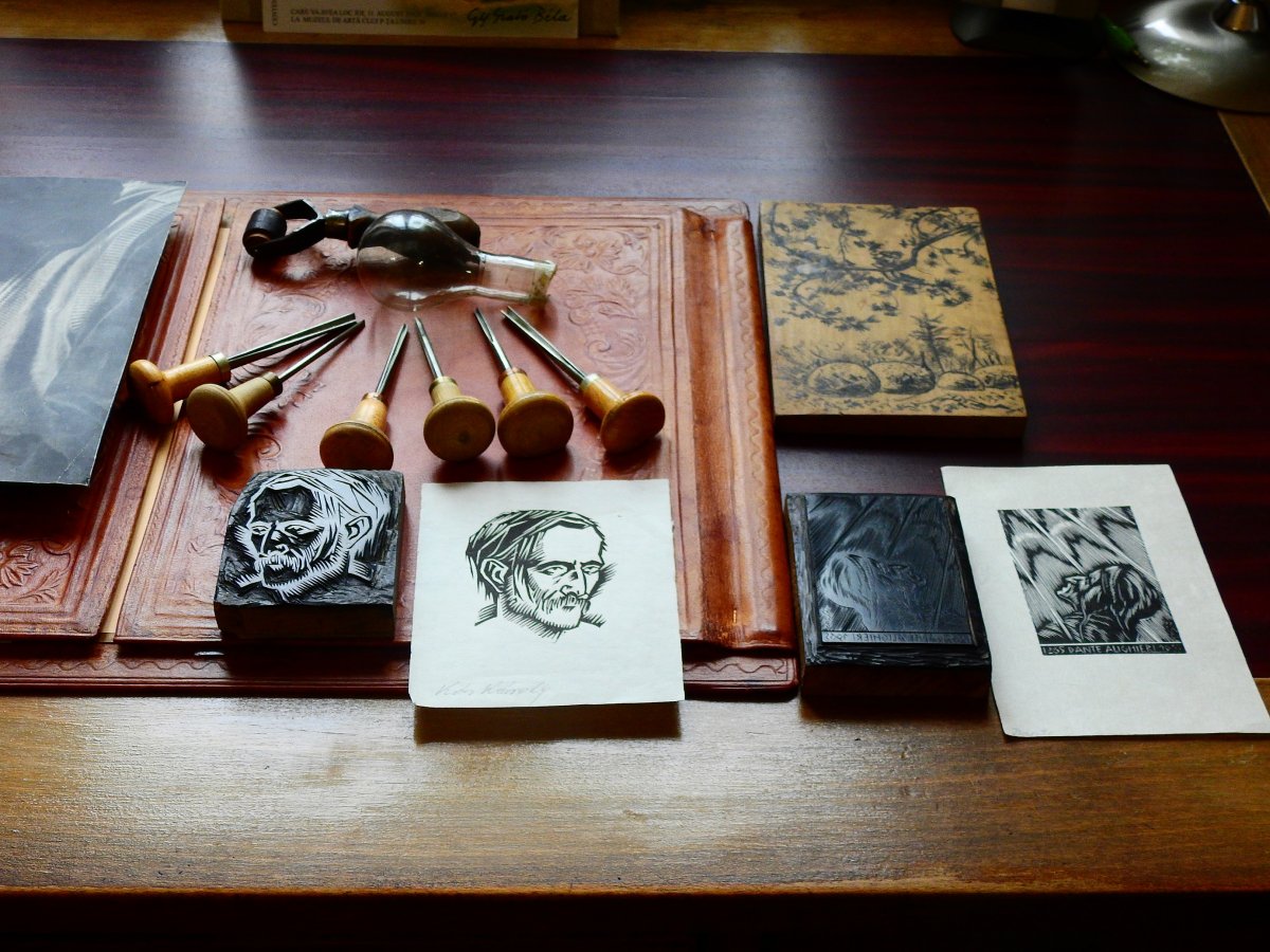 A művész íróasztala a fametszéshez használt főbb szerszámaival •  Fotó: Makkay József