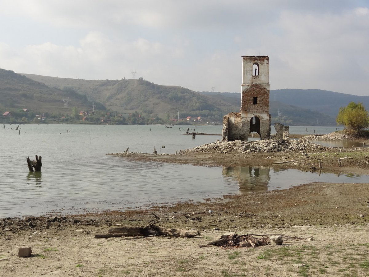 Torony nélkül. A római katolikus templom 2012 nyarán még állt &bullet;  Fotó: Jakab Mónika