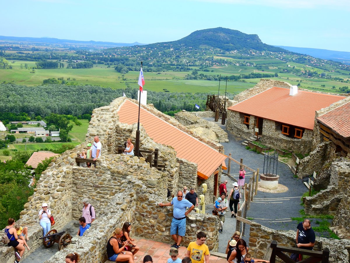 A Szigligeti vár a környék egyik leglátogatottabb turisztikai nevezetessége •  Fotó: Makkay József