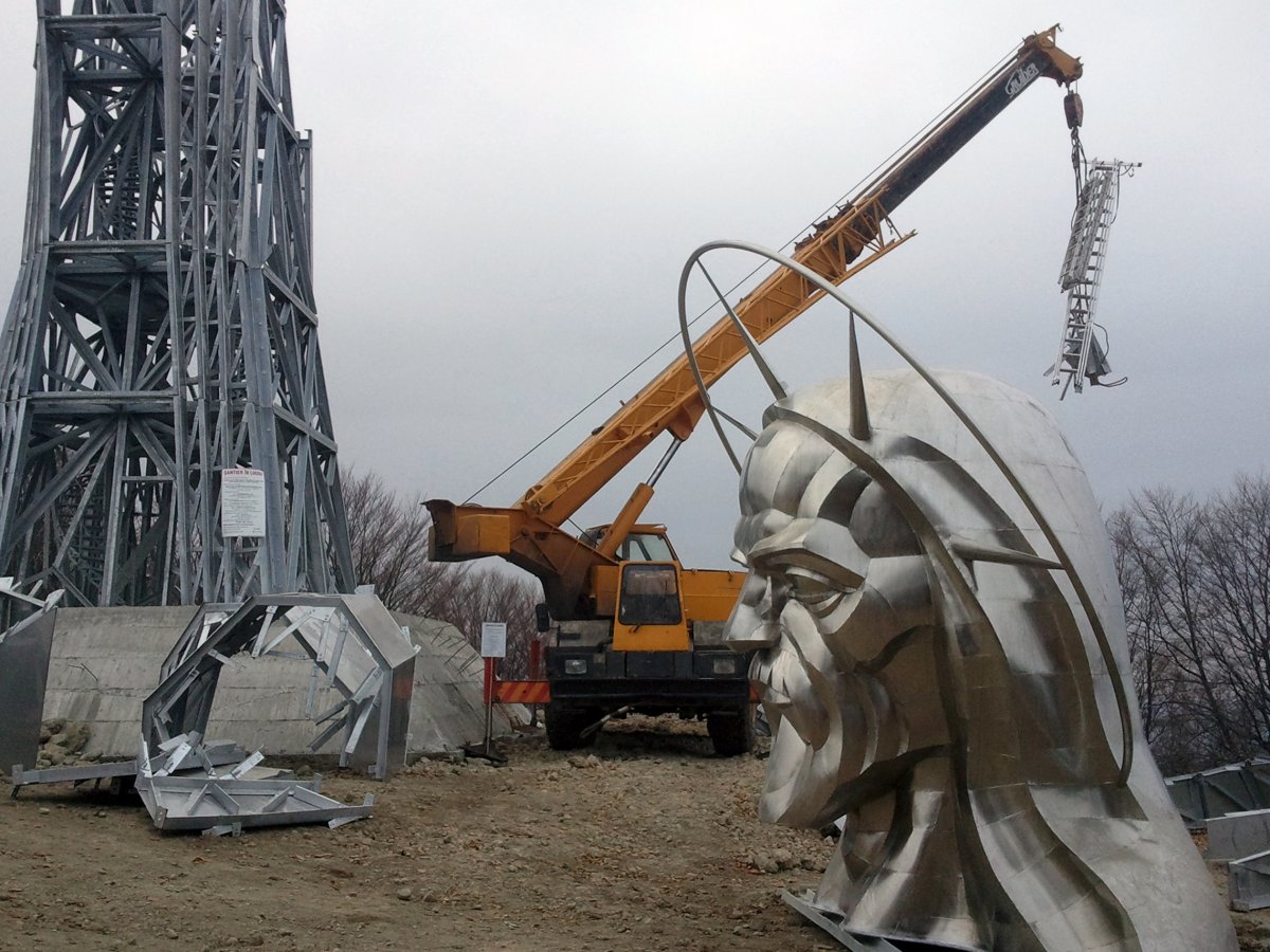 Kirakós. 2012 decemberében a szobor már a Gordon-tetőn épült &bullet;  Fotó: Zavaczki Walter archívuma