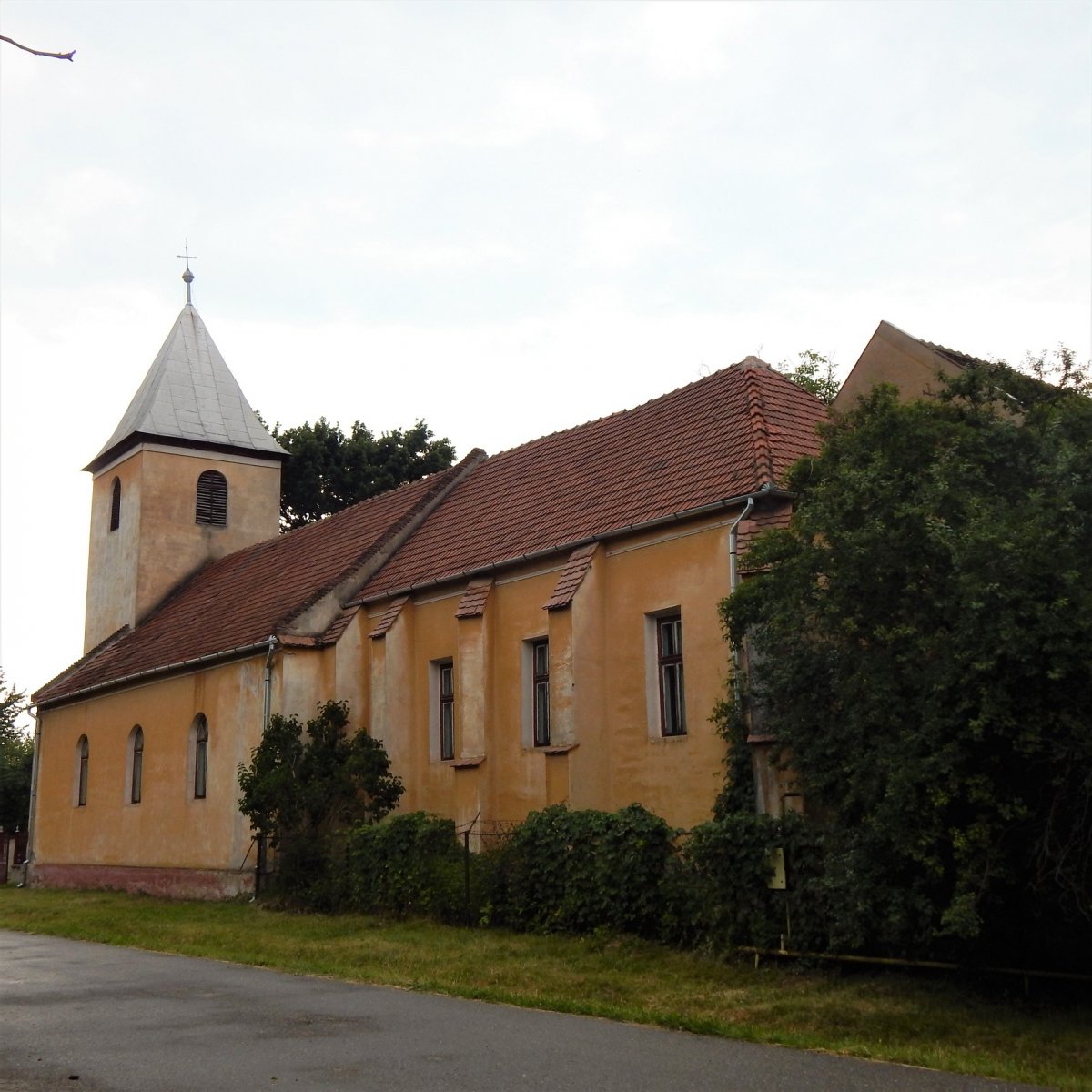 A római katolikus templom oldalnézetből &bullet;  Fotó: Demján László