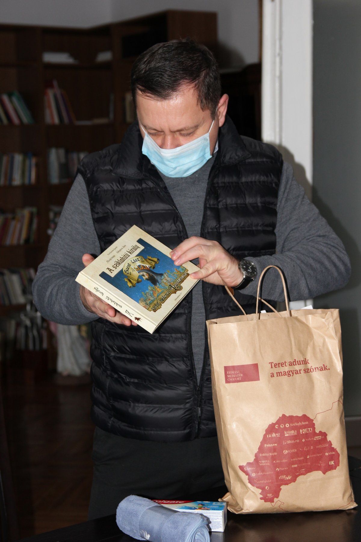 Szmutku Róbert esperes megnézi az ajándékcsomagot &bullet;  Fotó: Jakab Mónika