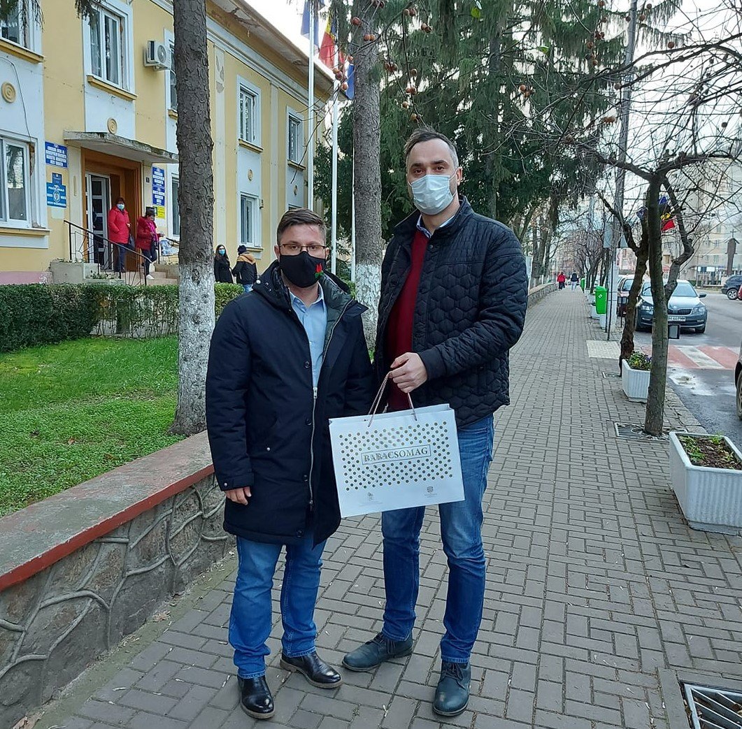 Kőrösi Viktor Dávid konzul (jobbra) babacsomagot ad át a margittai Demián Zsoltnak •  Fotó: Facebook/Margittai RMDSZ