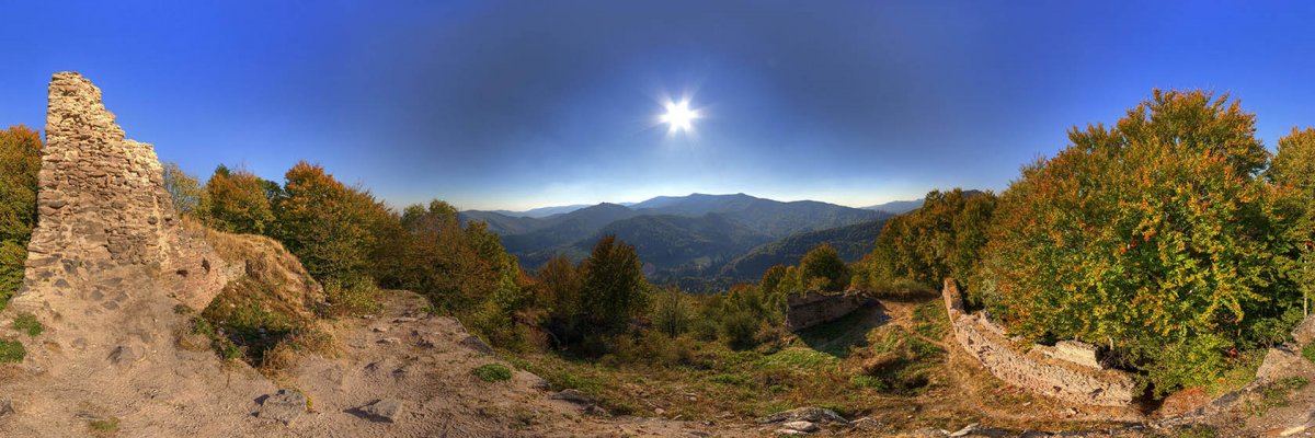 Látkép a várból. A belső várfalak az utóbbi háromszáz évben szétporladtak •  Fotó: Demján László