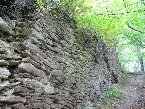 Turistaösvény a várfal tövében •  Fotó: Demján László