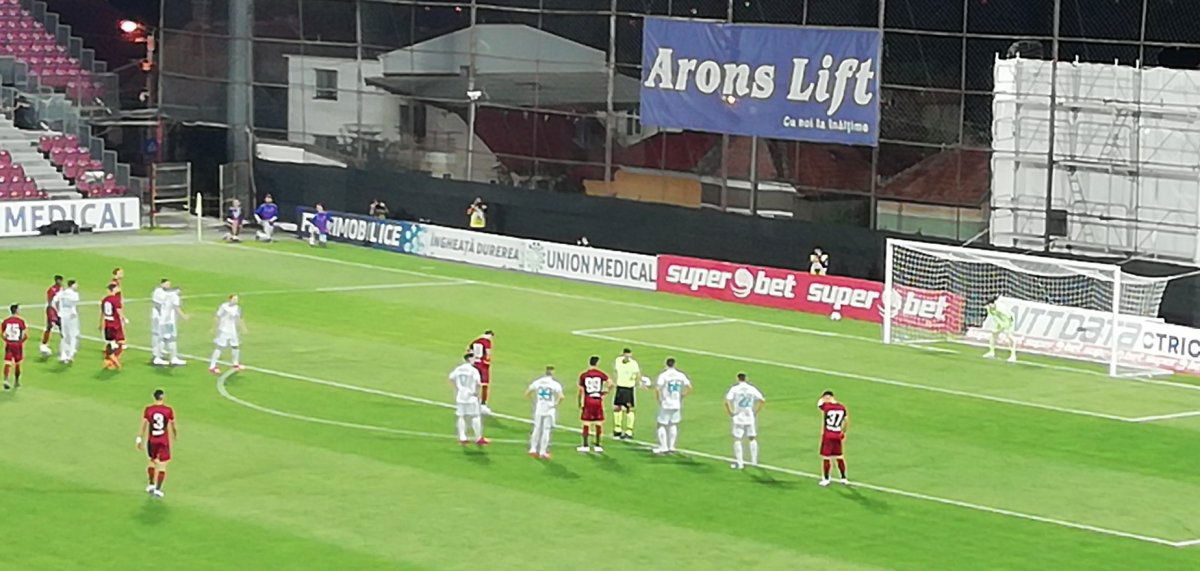 Készülő tizenegyes az ellenfél kapuja előtt. Ciprian Deac sajnos ellőtte &bullet;  Fotó: Somogyi Botond