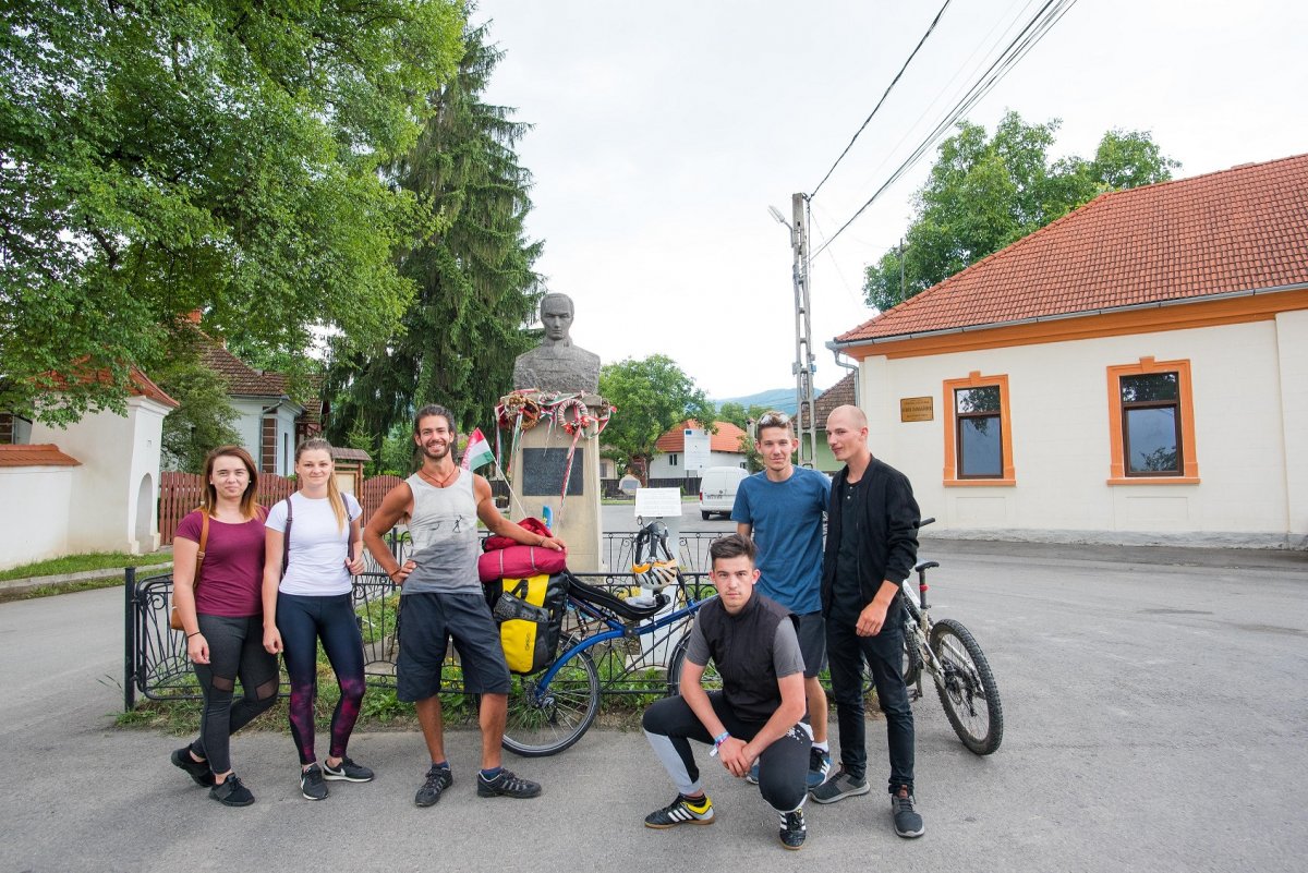 Csomakőrösön indulás előtt helyi székely fiatalok társaságában • Fotó: Zichó Viktor személyes archívuma