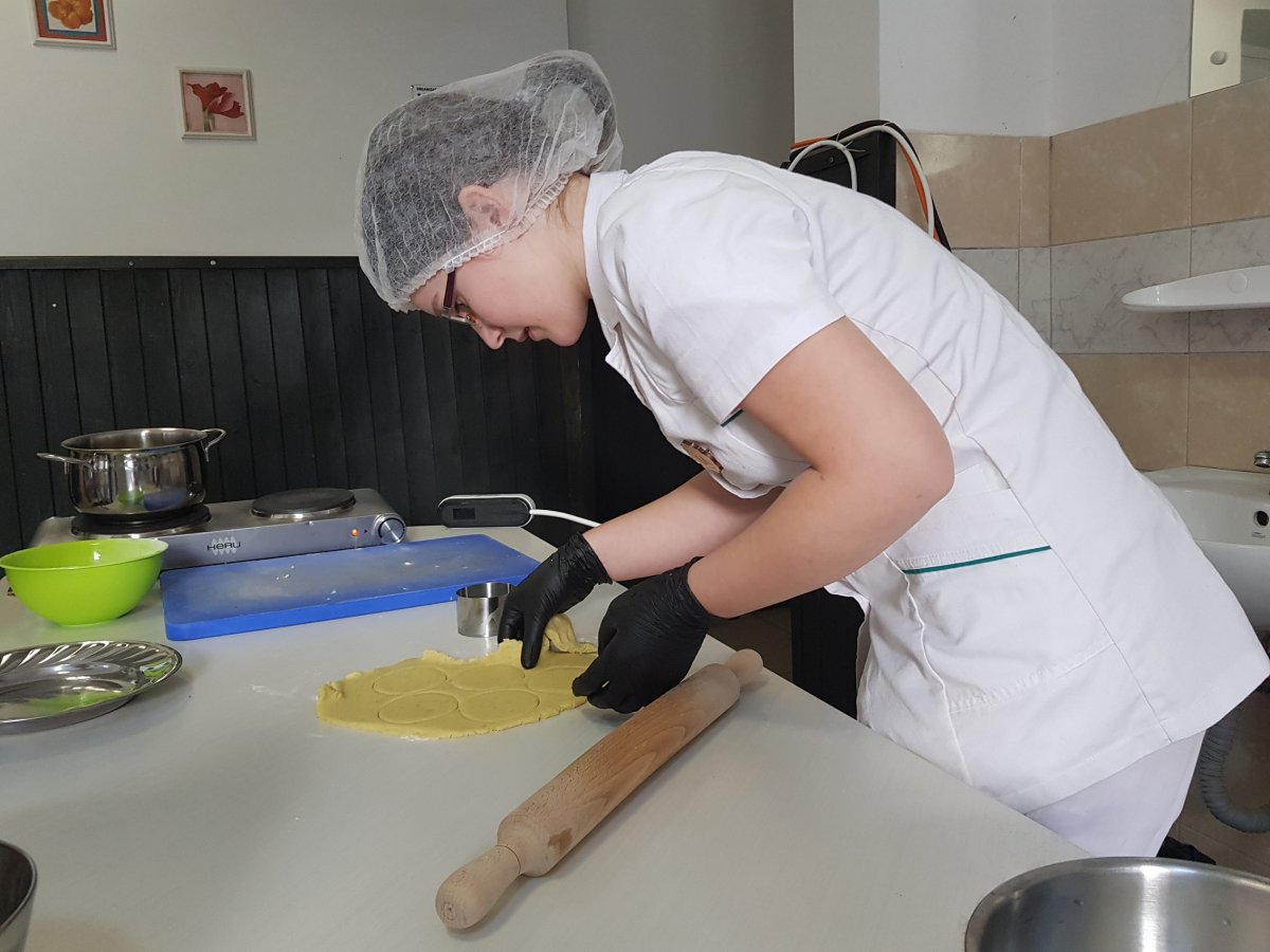 Boldog békeidők! Ezelőtt egy évvel a szakácstanuló a szakiskola konyháján sütött-főzött •  Fotó: Makkay József