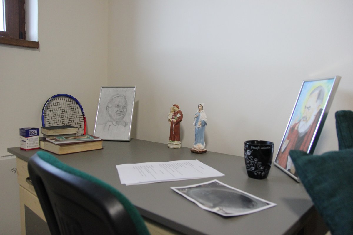 A nagybányai szórványkollégium egyik középiskolás diákjának az íróasztala &bullet;  Fotó: Jakab Mónika