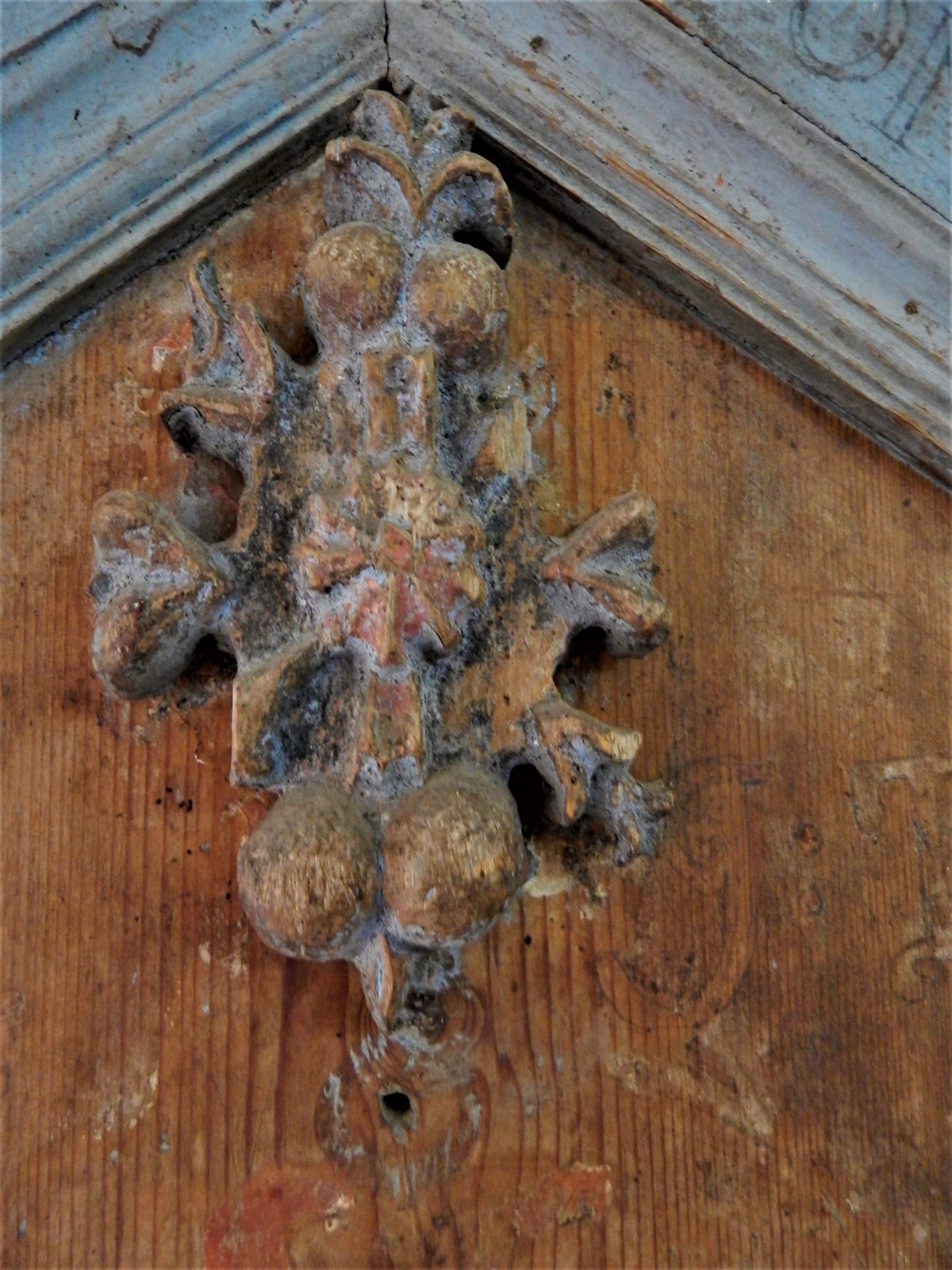 Fadíszítés. A templom egyes részei komoly károsodásokat szenvedtek &bullet;  Fotó: Demján László