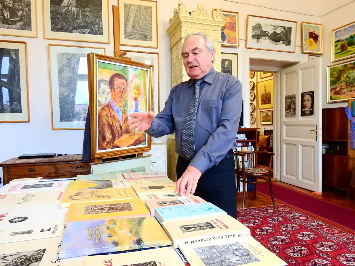 Ferenczy Miklós református lelkész kalauzolja látogatóit a Gy. Szabó Béla emlékházban • Fotó: Makkay József