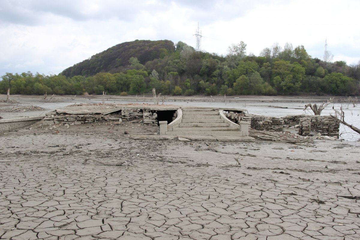 ... és annak romjai 2017-ben &bullet;  Fotó: Jakab Mónika