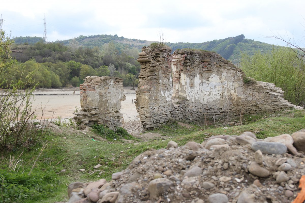 Az unitárius templom oldalsó fala még nem adta fel a küzdelmet &bullet;  Fotó: Jakab Mónika