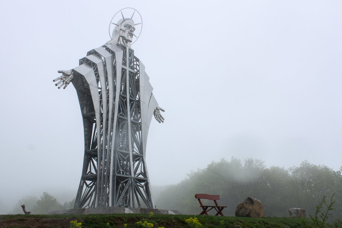 A 22 méter magas Jézus szíve kilátó Közép-Kelet-Európa egyik legmagasabb Jézus-szobra • Fotó: Pál Árpád