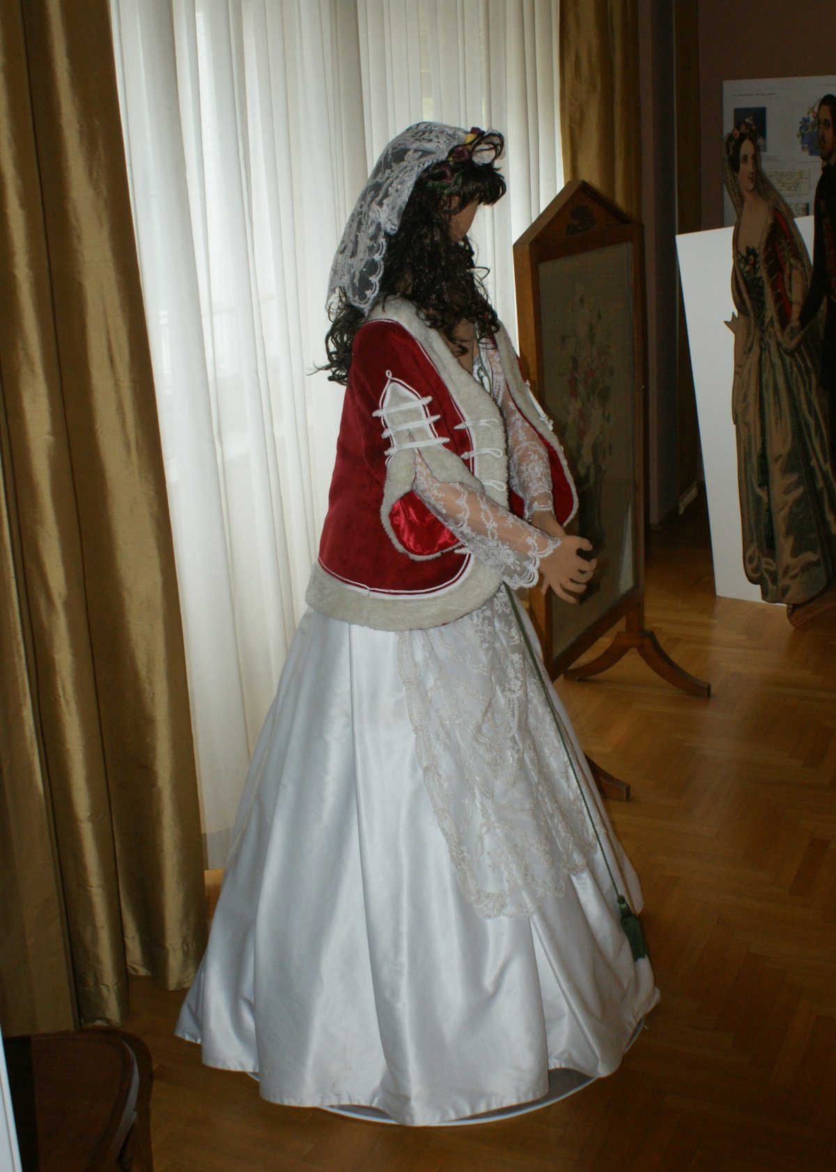 Egykori báli ruha rekonstrukció a Jókay múzeumban •  Fotó: Csermák Judit