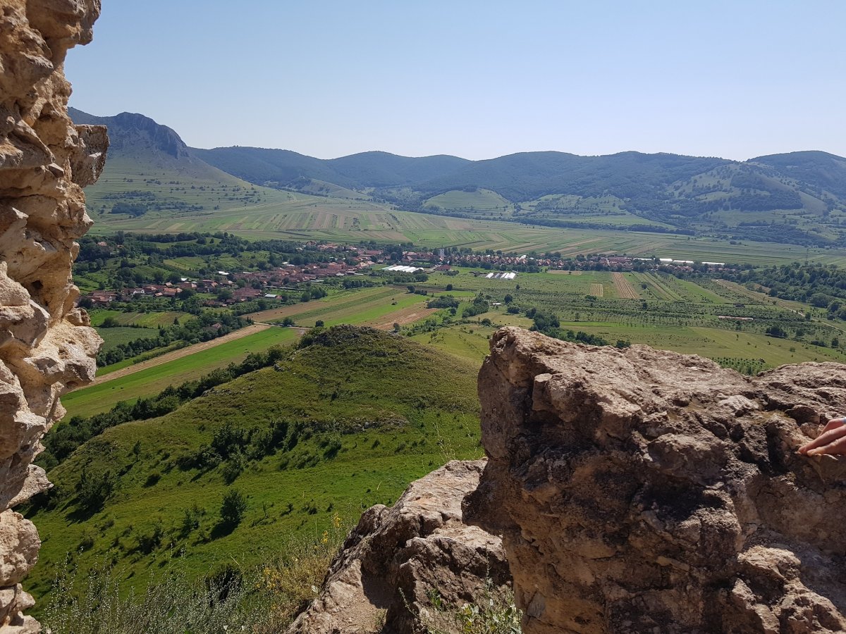 Turistacsemege. Kilátás a toroczkószentgyörgyi várból •  Fotó: Makkay József