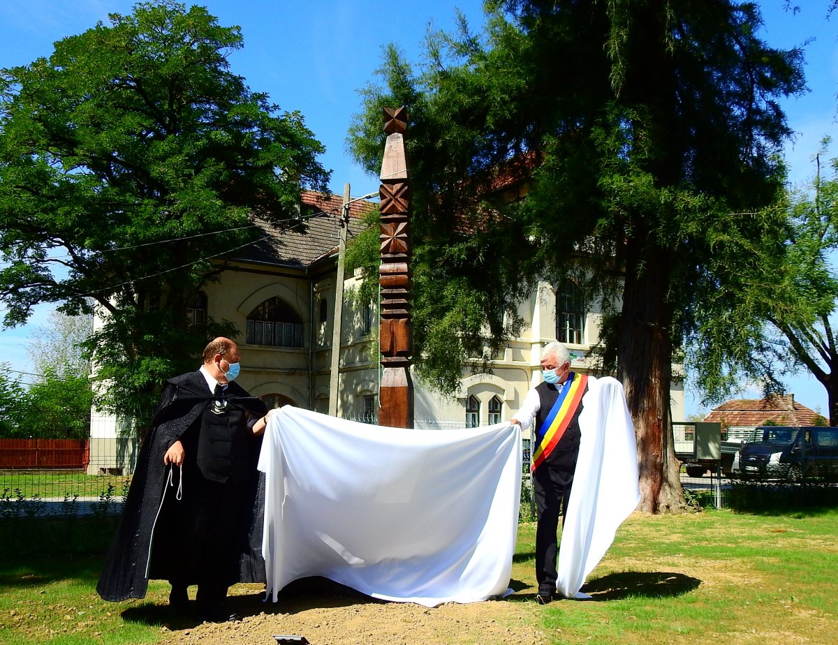 Kopjafaavatás. Az utókor emlékezete a kommunista évek megpróbáltatásaira, amikor néhány bátor ember létrehozta a Petőfi-emlékszobát •  Fotó: Makkay József