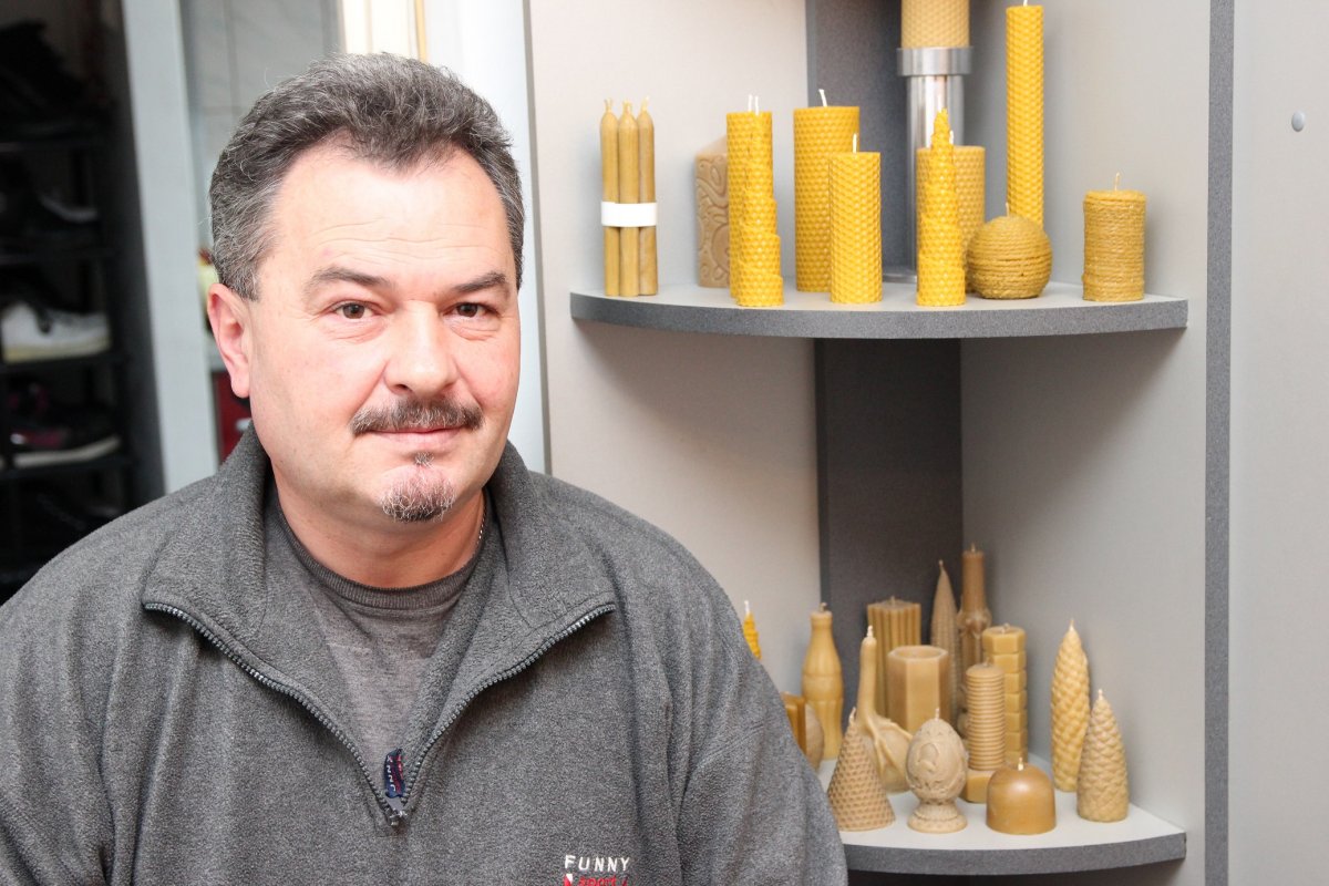 Kovács Árpád hét éve foglalkozik méhviaszgyertya készítésével &bullet;  Fotó: Jakab Mónika