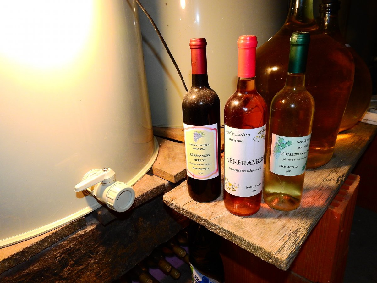 Néhány fajta a tavalyi évjárat palackozott borai közül &bullet;  Fotó: Makkay József