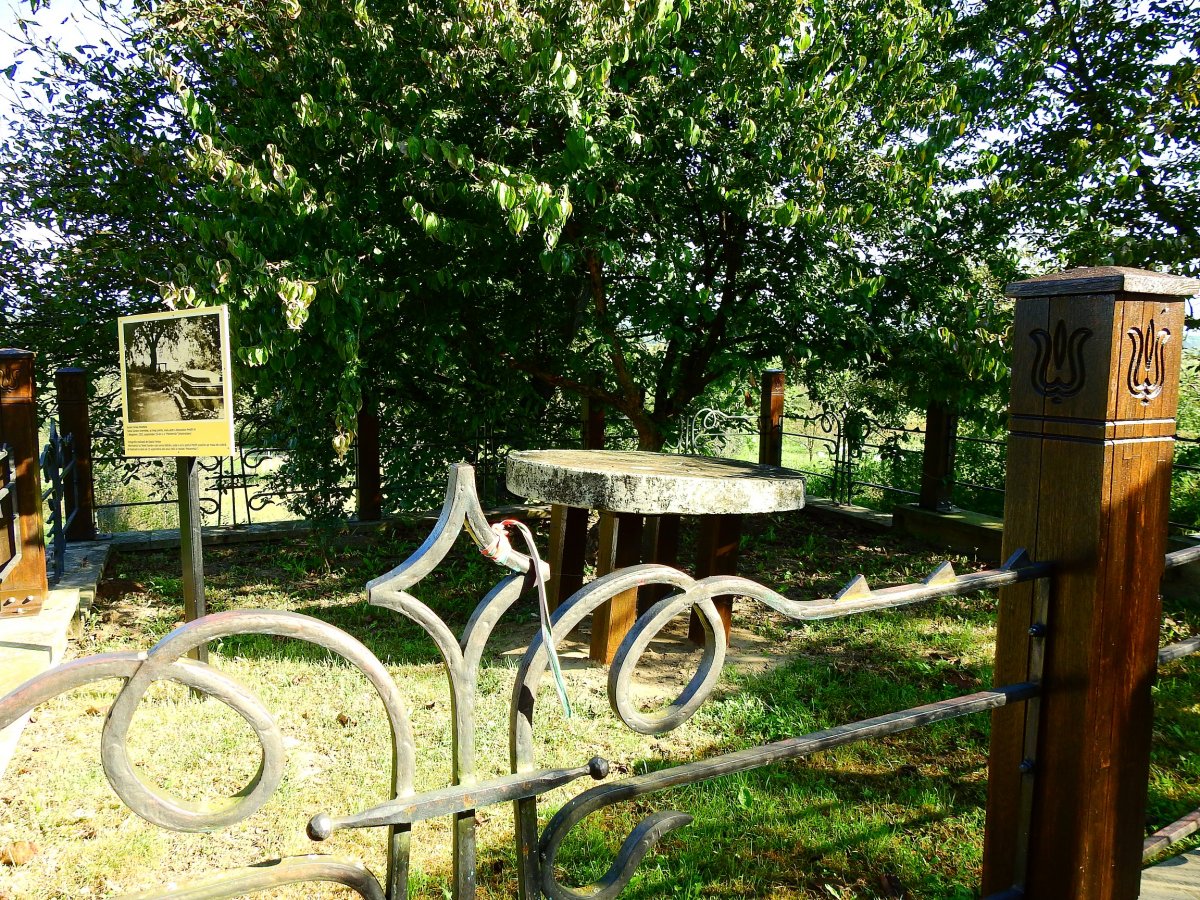 Petőfi Sándor kőasztala a Teleki-kastély kertjében •  Fotó: Makkay József