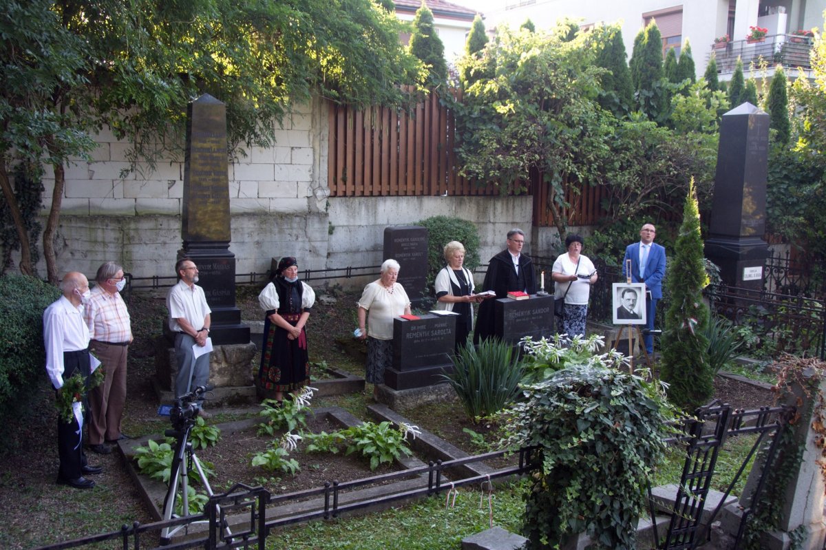 Emlékezők Reményik sírjánál a kolozsvári Házsongárdi temetőben &bullet;  Fotó: Mezei Elemér