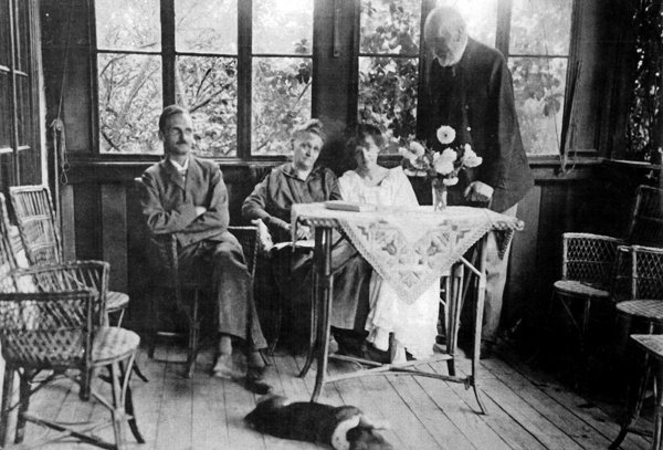 Reményik Sándor (balra) családja körében 1927-ben, Kolozsváron &bullet;  Fotó: Archív