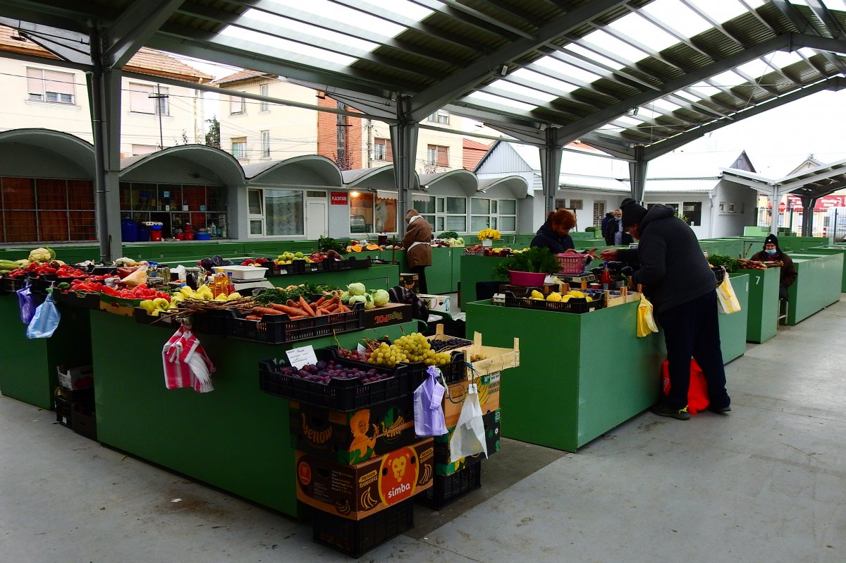 A kispiac kínálata. A Szatmári termék védjeggyel itt is találkoznak a vásárlók •  Fotó: Makkay József