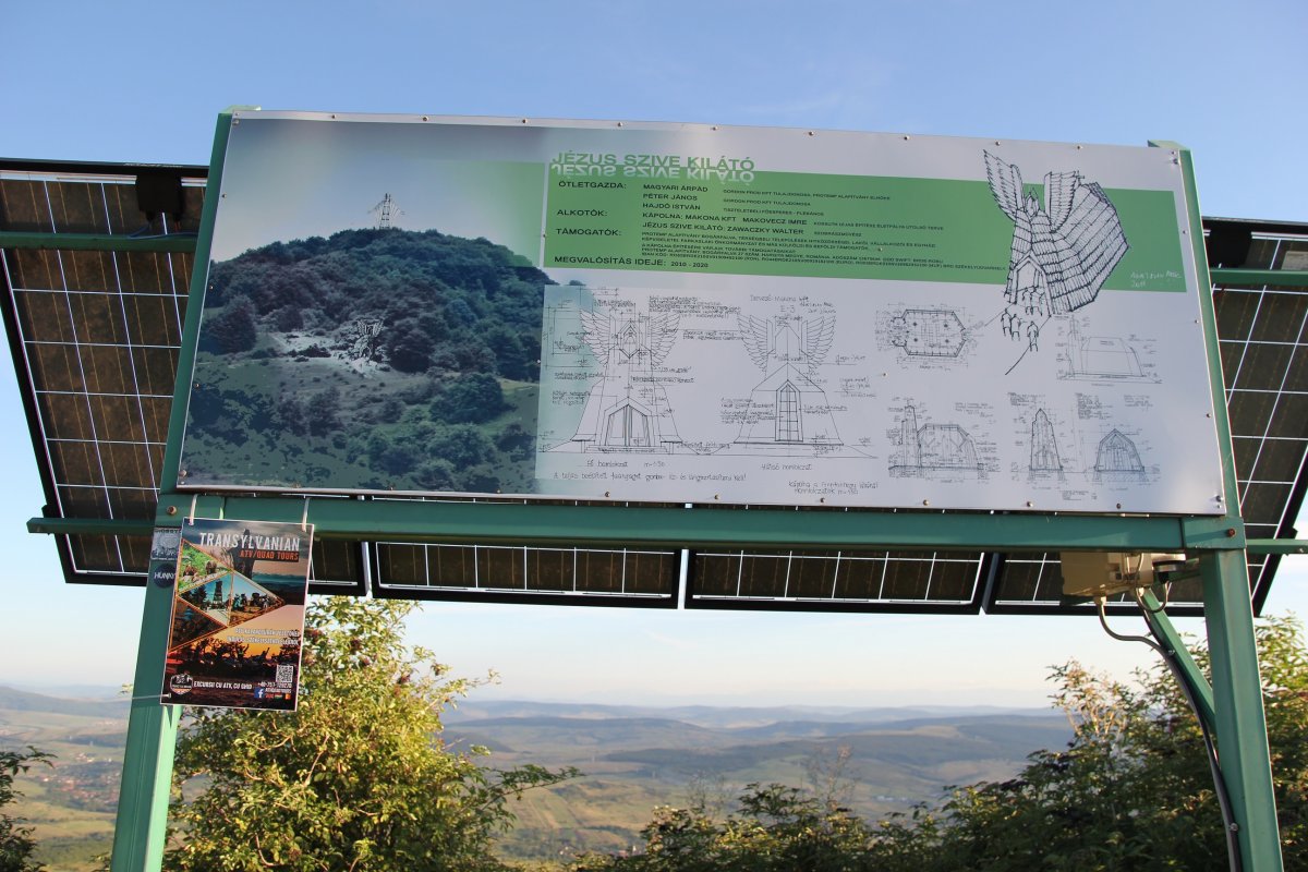 Tábla jelzi, hogyan fog kinézni a Makovecz Imre által tervezett kápolna a Gordon-hegy lábánál &bullet;  Fotó: Jakab Mónika