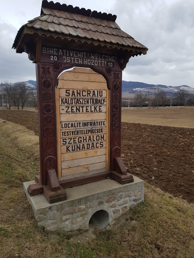 Kalotaszentkirály-Zentelke településjelző táblája a falu határában •  Fotó: Makkay József