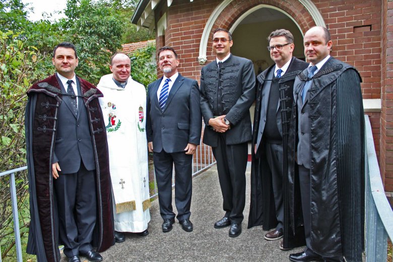 Az ausztráliai református lelkipásztorok a sydney-i katolikus plébánossal és a magyar diplomácia képviselőjével 