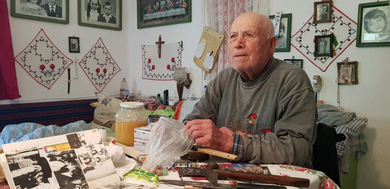 A 94 esztendős Zudor László hetvenéves ittlétének emlékei között mesél életéről •  Fotó: Szucher Ervin
