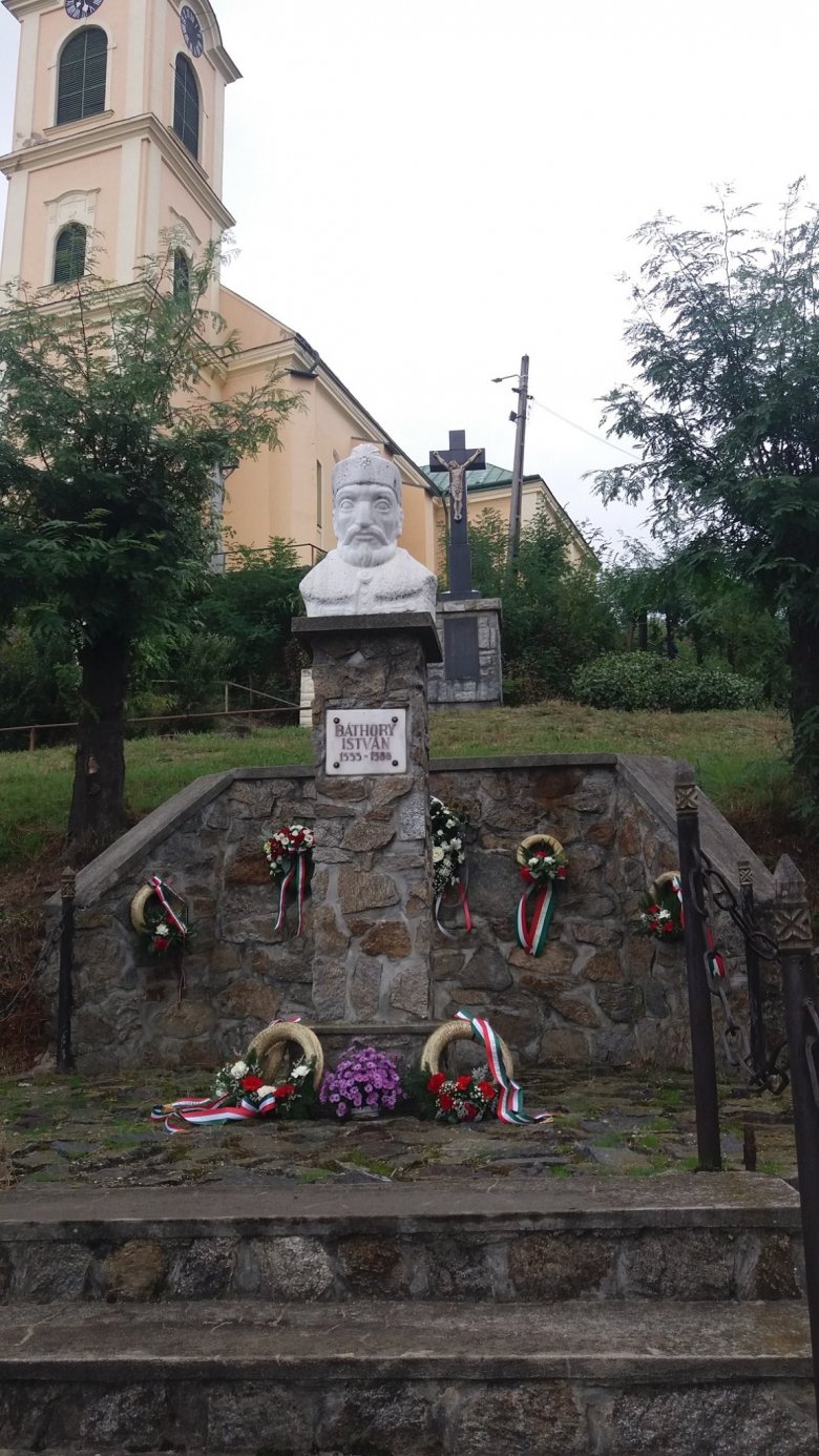 A fejedelem megkoszorúzott szobra a templom tövében •  Fotó: Nánó Csaba