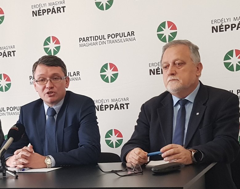 Csomortányi István és Zatykó Gyula egy váradi sajtóértekezleten. Helyben kapják a legtöbb pofont •  Fotó: Makkay József