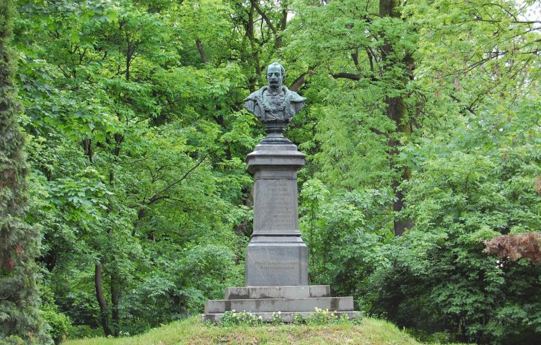 Gróf Mikó Imre 1889-ben leleplezett mellszobra Kolozsváron az egykori Mikó-kertben 