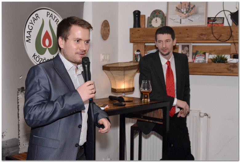 A Magyar Patrióták Közösségének  egyik rendezvénye: Hetzmann Róbert meghívottja  Szakács Árpád újságíró •  Fotó: Magyar Patrióták Közössége