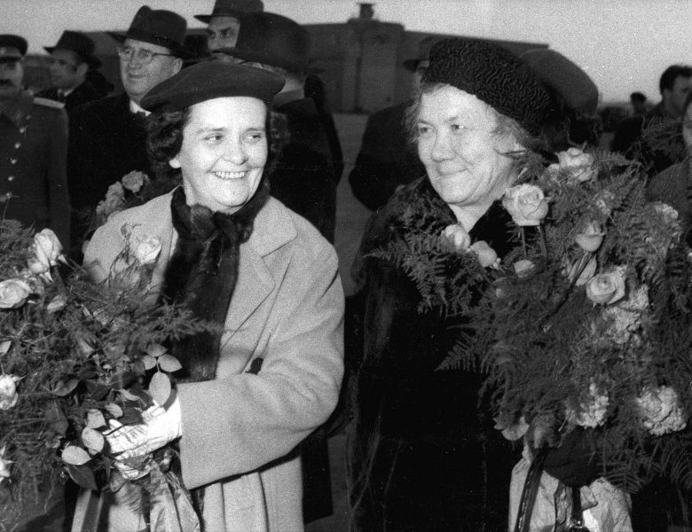 Hruscsova és Kádárné a Ferihegyi repülőtéren 1964-ben •  Fotó: MTI/Archív