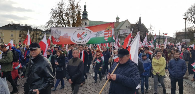 Magyarországi vendégek vonulnak Krakkóban tavaly november 11-én, a lengyel függetlenség napján •  Fotó: Makkay József