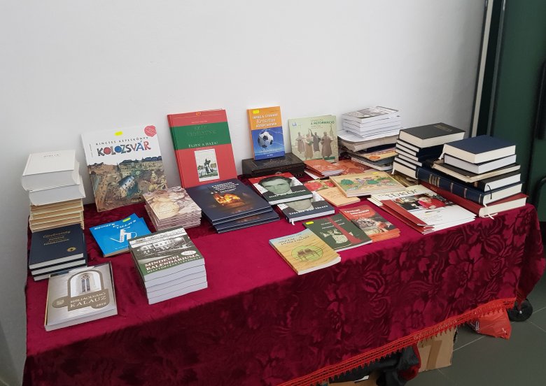 Magyar könyvek a templom előterében •  Fotó: Makkay József
